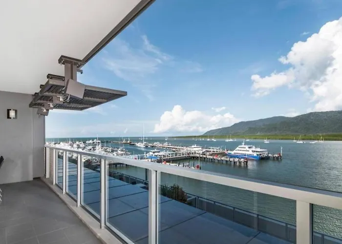 \'Marlin Parade\' Waterfront Getaway With Rooftop Pool